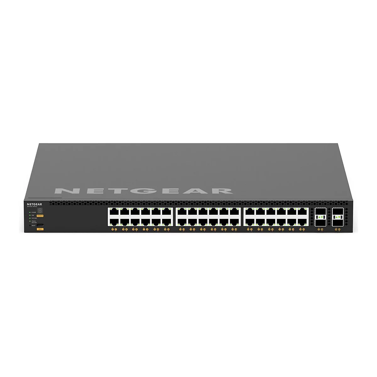 Ein schwarzer Netgear Switch, der auf einem weißen Hintergrund steht. Er hat viele Ports.