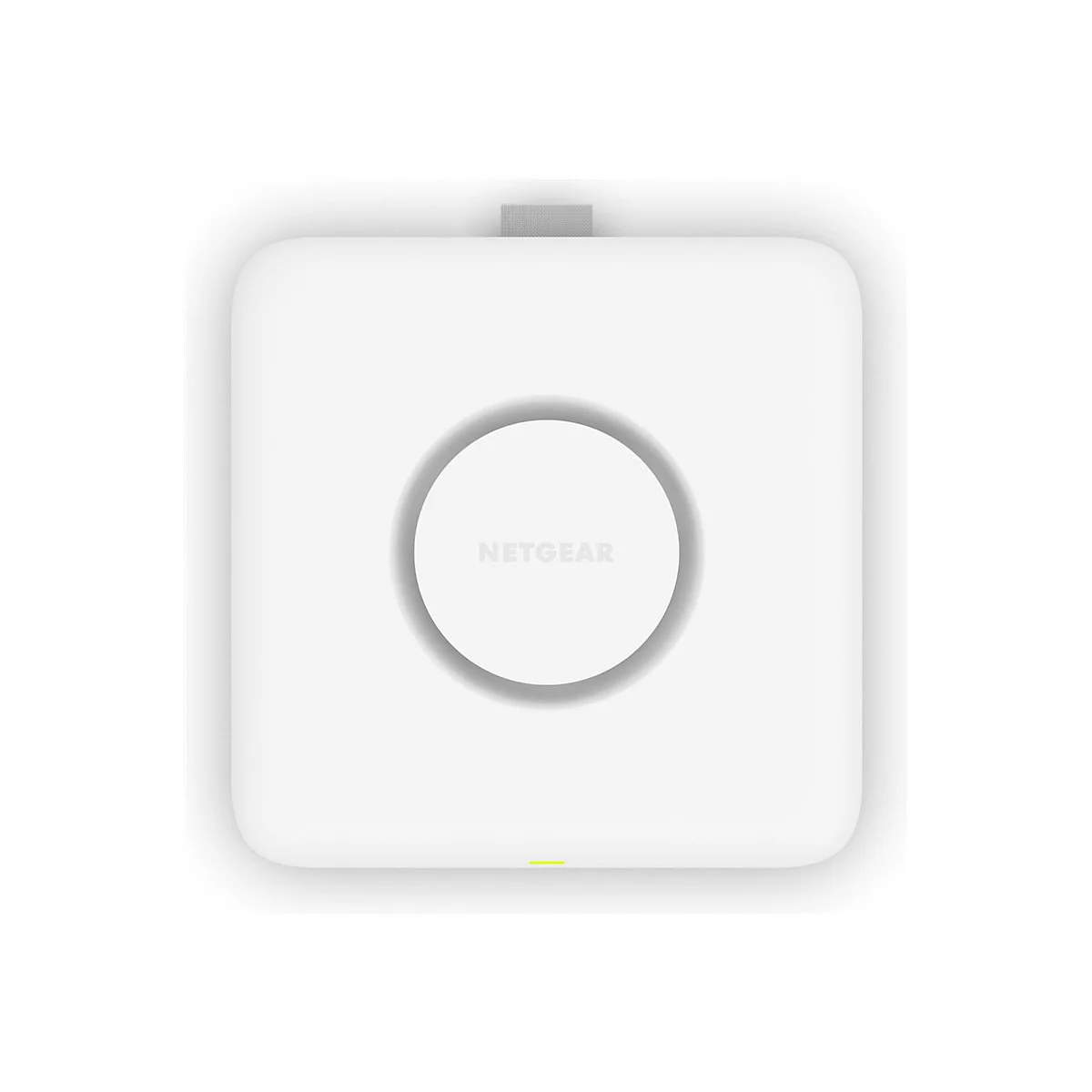 Draufsicht auf einen weißen Router mit grauem Kreis und der Aufschrift NETGEAR. Auf der Oberseite befindet sich eine graue Lasche.