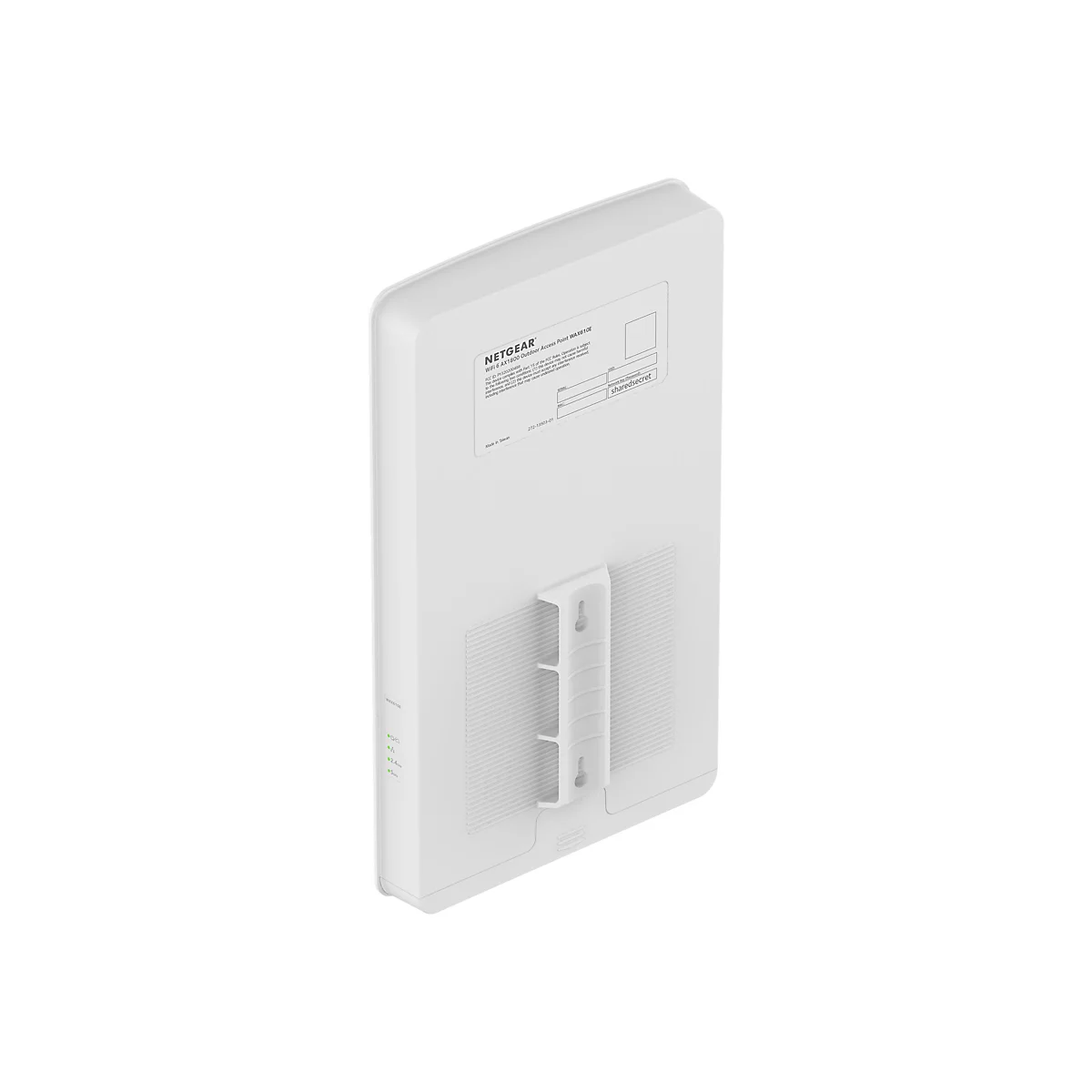 Ein weißes Netgear WiFi 6 AX1800 Outdoor Access Point Gerät. Auf der Rückseite sind Logos und Angaben zu sehen, darunter der Text "sharedsecret" und verschiedene Eingangsfelder. Eine Halterung ist ebenfalls angebracht.