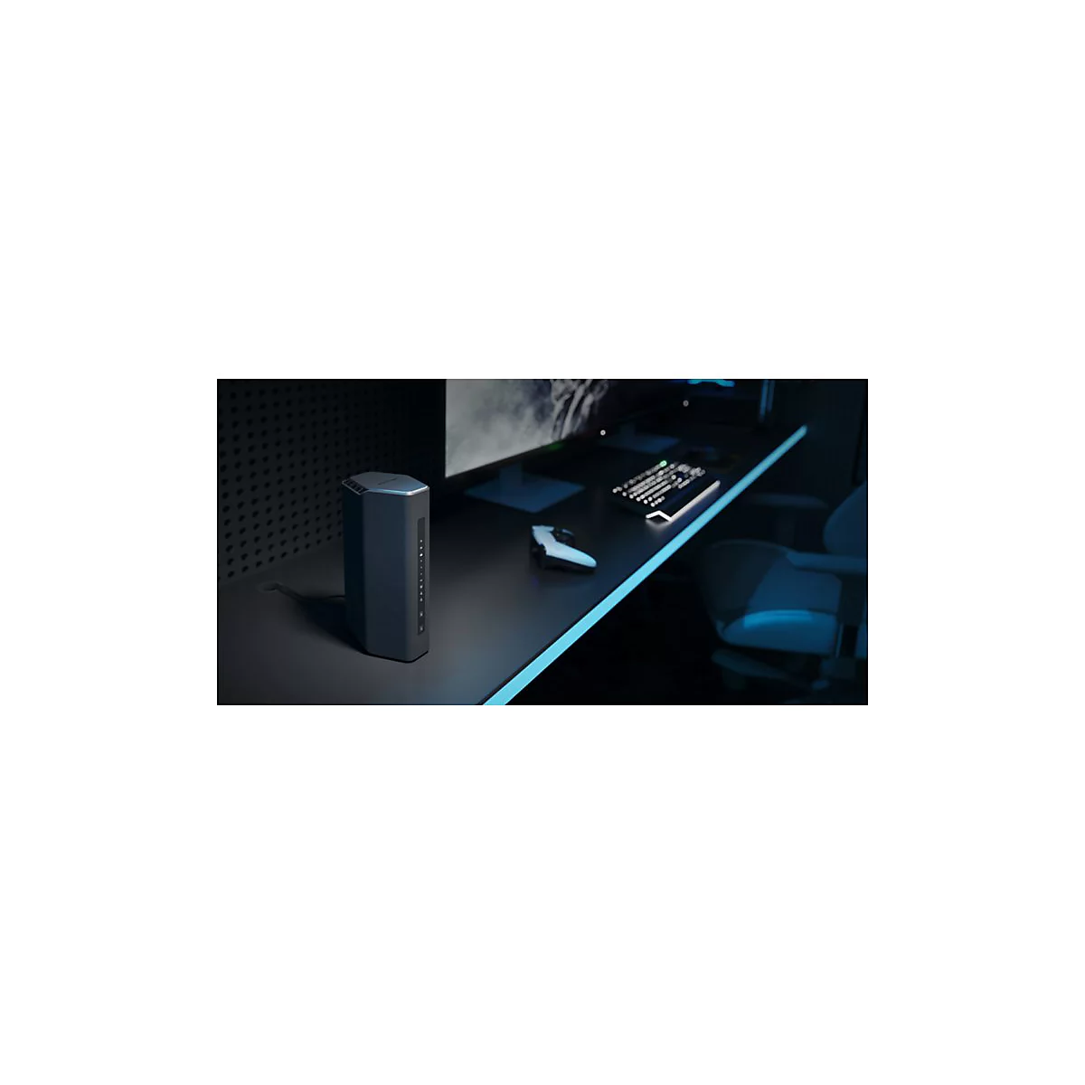 Ein schwarzer Router steht auf einem Schreibtisch. Im Hintergrund: PC-Monitor, Tastatur, Maus und Gaming-Stuhl.