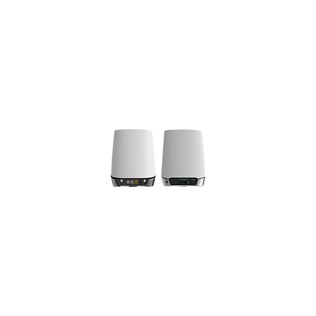 Zwei weiße WLAN-Router in Rückansicht mit sichtbaren Anschlüssen vor weißem Hintergrund.