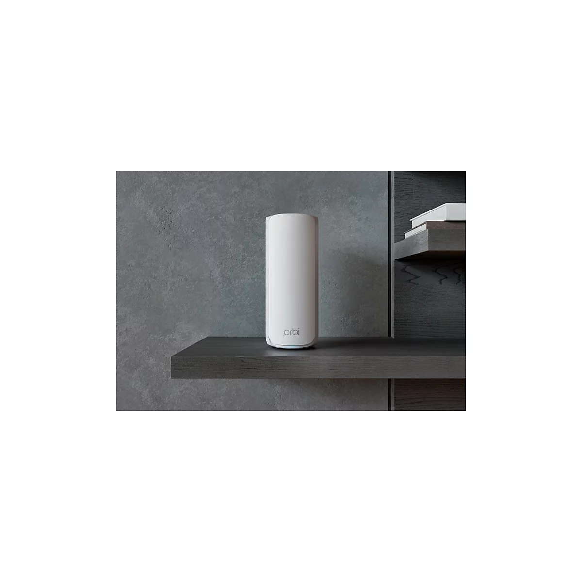 Weißer, zylindrischer Router "Orbi" auf einem dunklen Regal vor einer grauen Wand.