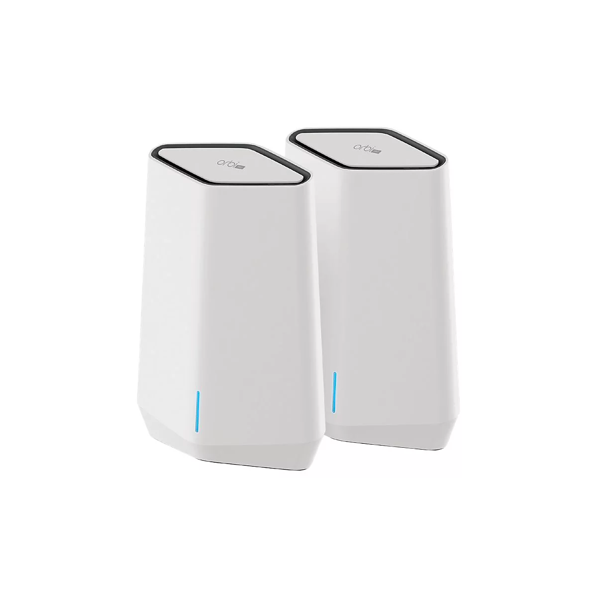 Zwei weiße Netgear Orbi WLAN-Router vor weißem Hintergrund mit blauer Status-LED an der Front.