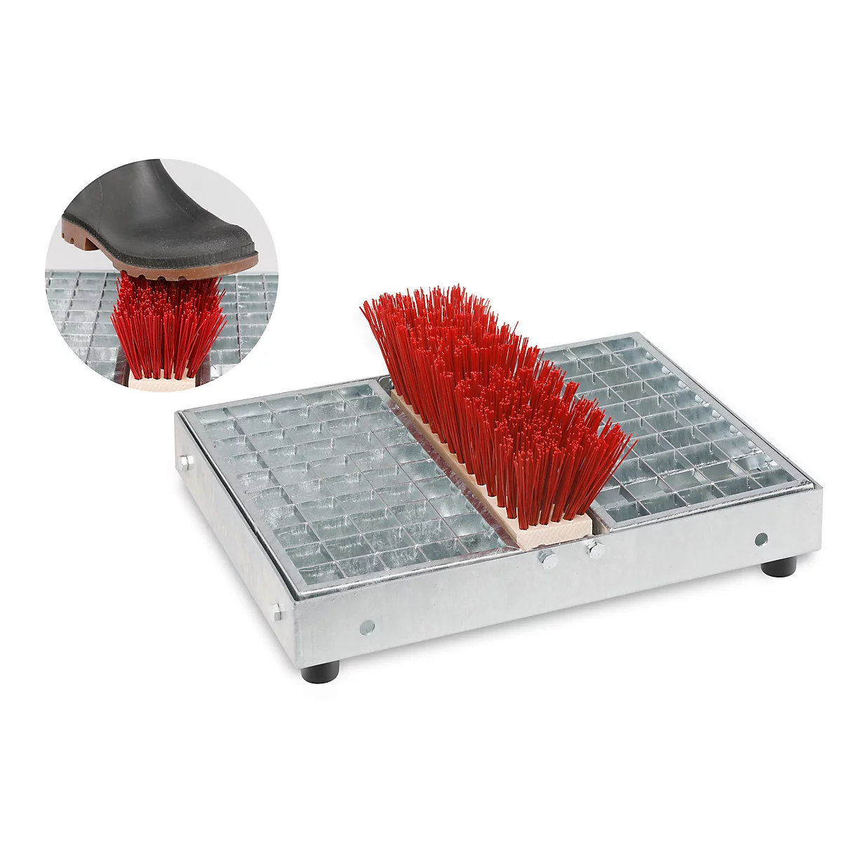 Brosse à chaussures en métal avec des poils rouges intégrés dans une construction en grille, avec un gros plan d'une botte foulant la brosse.