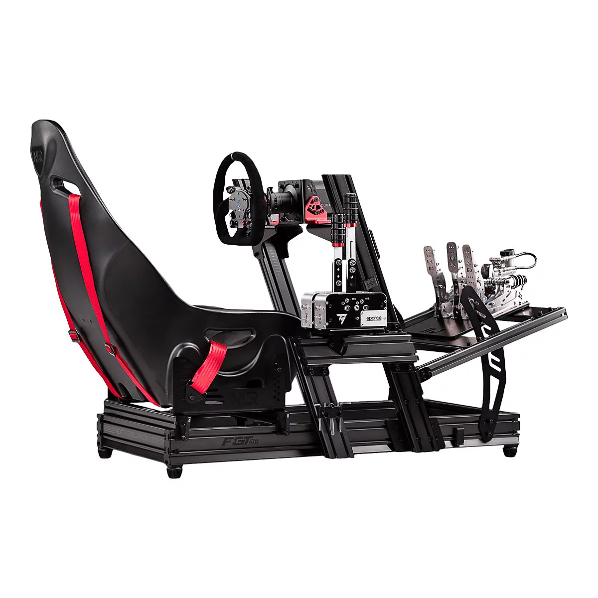 Schwarzes Sim-Racing-Cockpit mit Schalensitz, roten Gurten, Lenkrad und Pedaleinheit vor weißem Hintergrund.