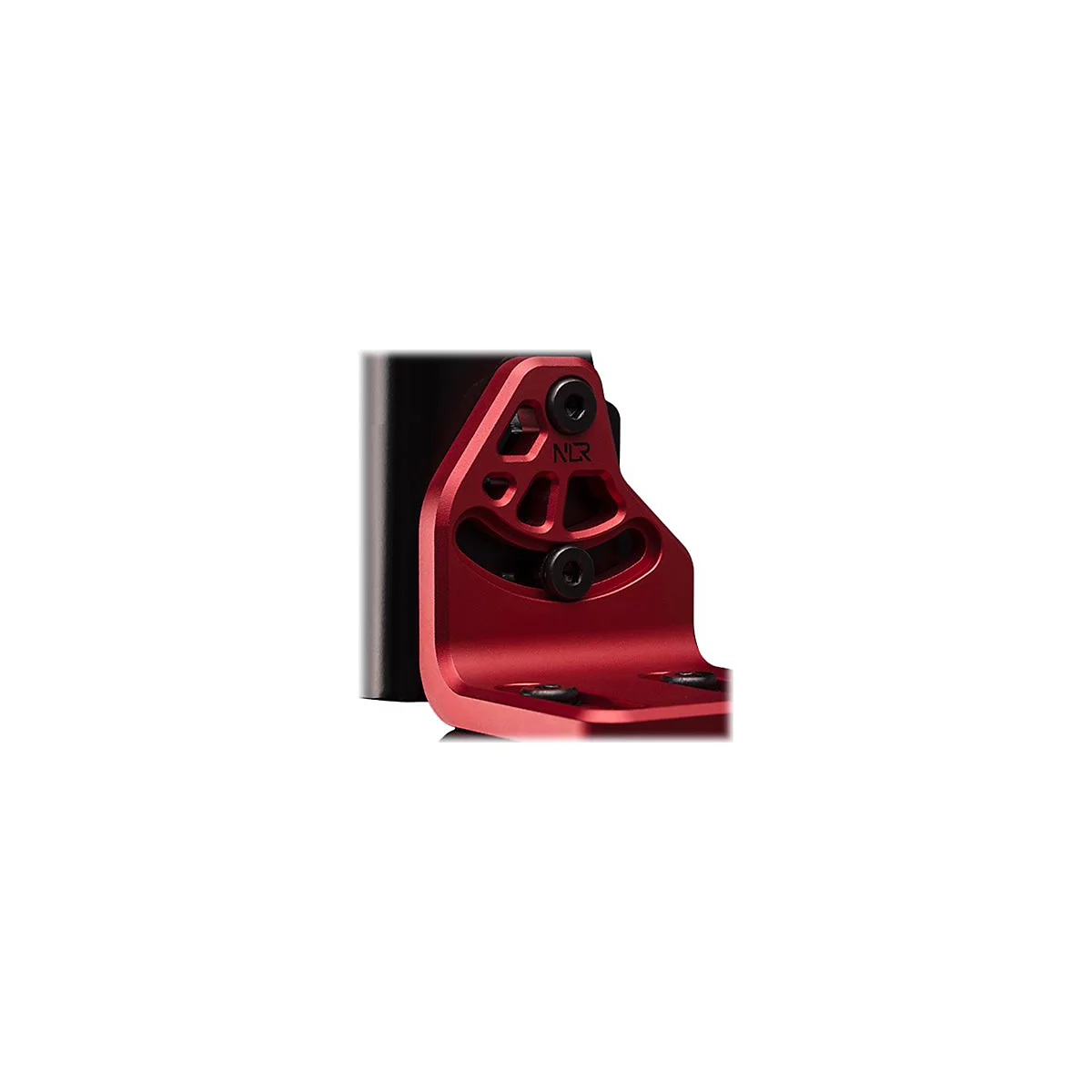 Rote, gefräste Aluminiumhalterung mit NLR-Logo und schwarzen Befestigungsschrauben.