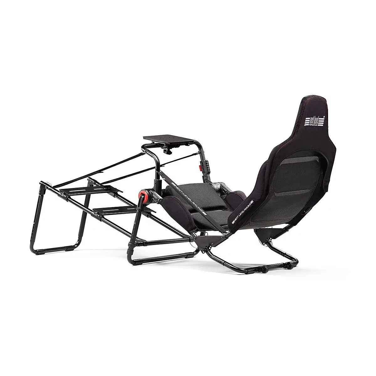 Schwarzer Next Level Racing Rennsimulator-Sitz auf einem klappbaren Metallrahmen vor weißem Hintergrund.