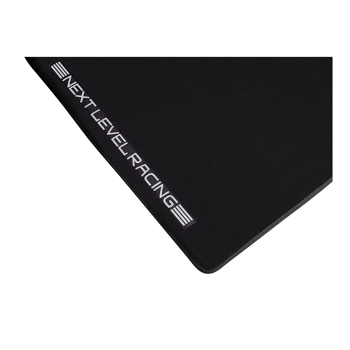 Nahaufnahme einer schwarzen Bodenmatte mit dem weißen Logo von Next Level Racing am Rand.
