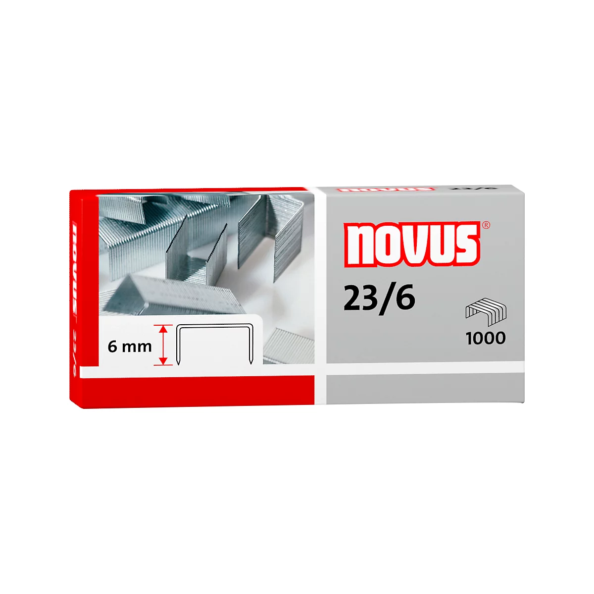 Close-up van een Novus nietjesdoos. Op het grijze karton staat 'Novus 23/6'. Daarnaast een schets van de nietjes en '1000'.