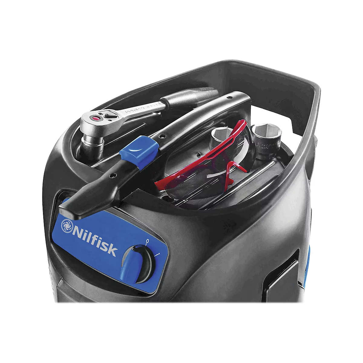 Ein schwarzer Werkzeugkasten gefüllt mit Werkzeugen: Ratsche, Steckschlüssel, Schutzbrille. Blauer Drehknopf mit Nilfisk-Logo.
