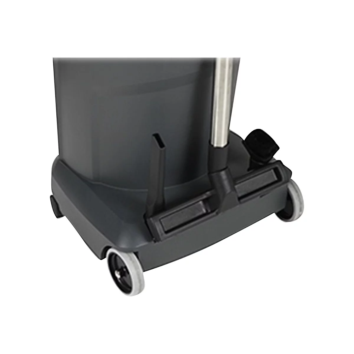 Detailaufnahme eines grauen Staubsaugers auf Rädern. Rohrförmiger Griff, Düse und Borsten sind zu sehen.