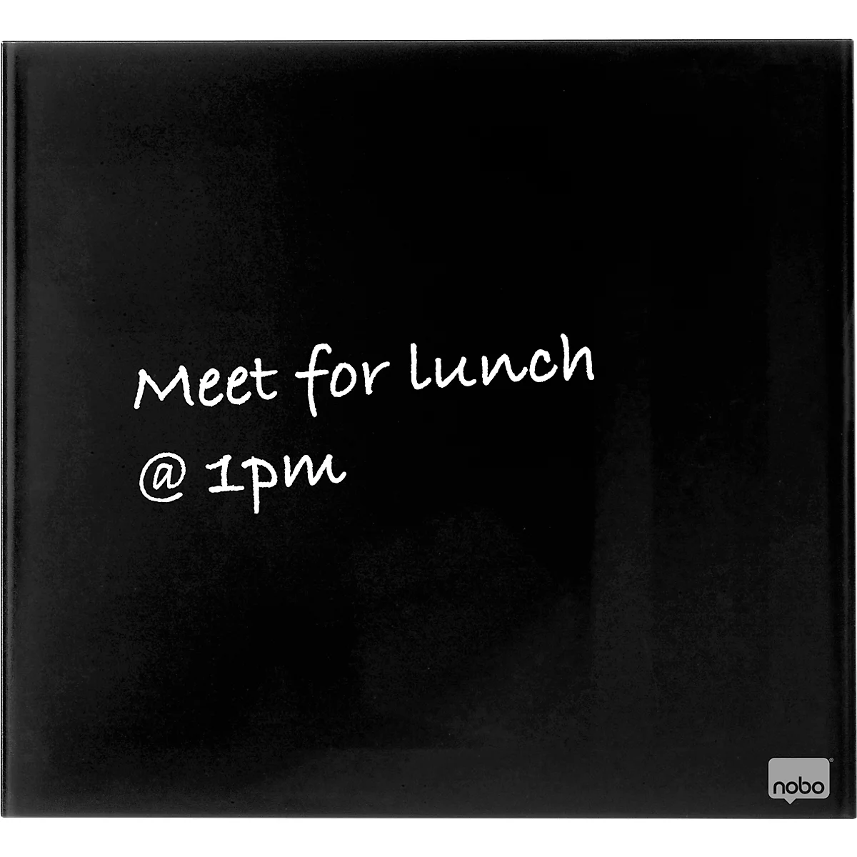 Zwart whiteboard met de tekst "Meet for lunch @ 1pm". Er staat een logo rechtsonder.