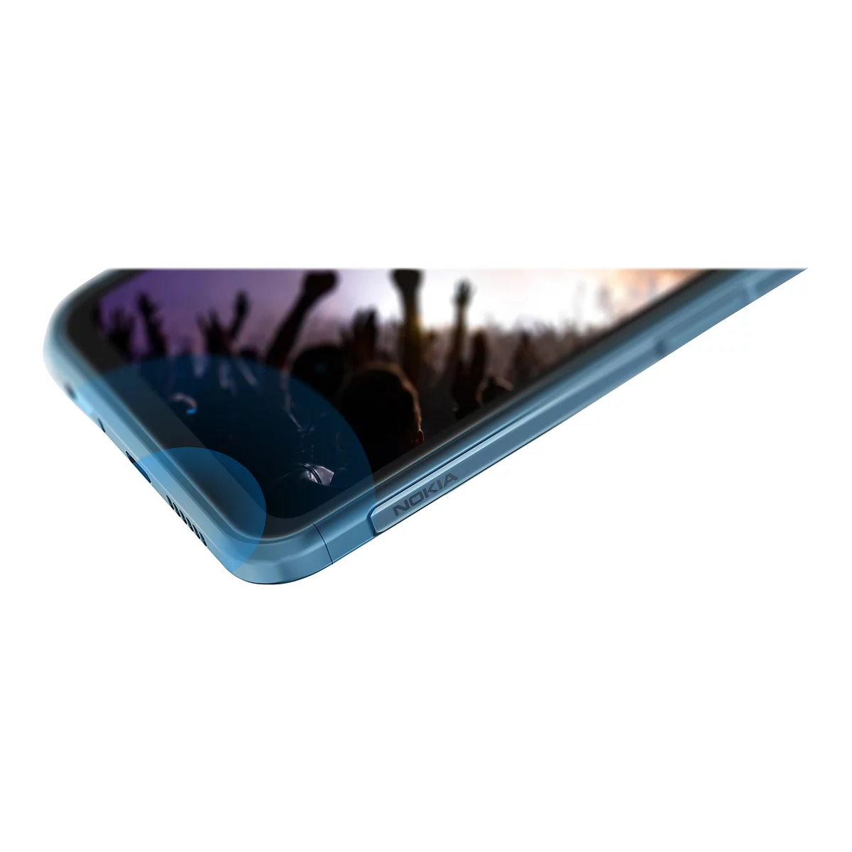 Blaues Smartphone im Detail. Bildschirm zeigt Menschenmenge. Schriftzug 'NOKIA'.