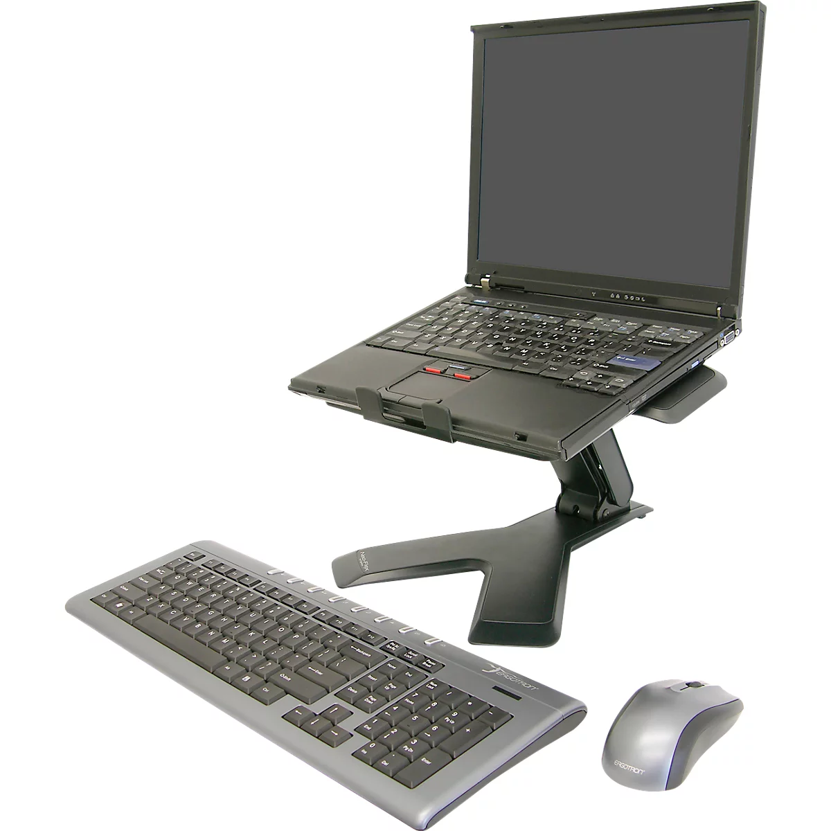 Un ordinateur portable noir sur un support, un clavier et une souris à côté.