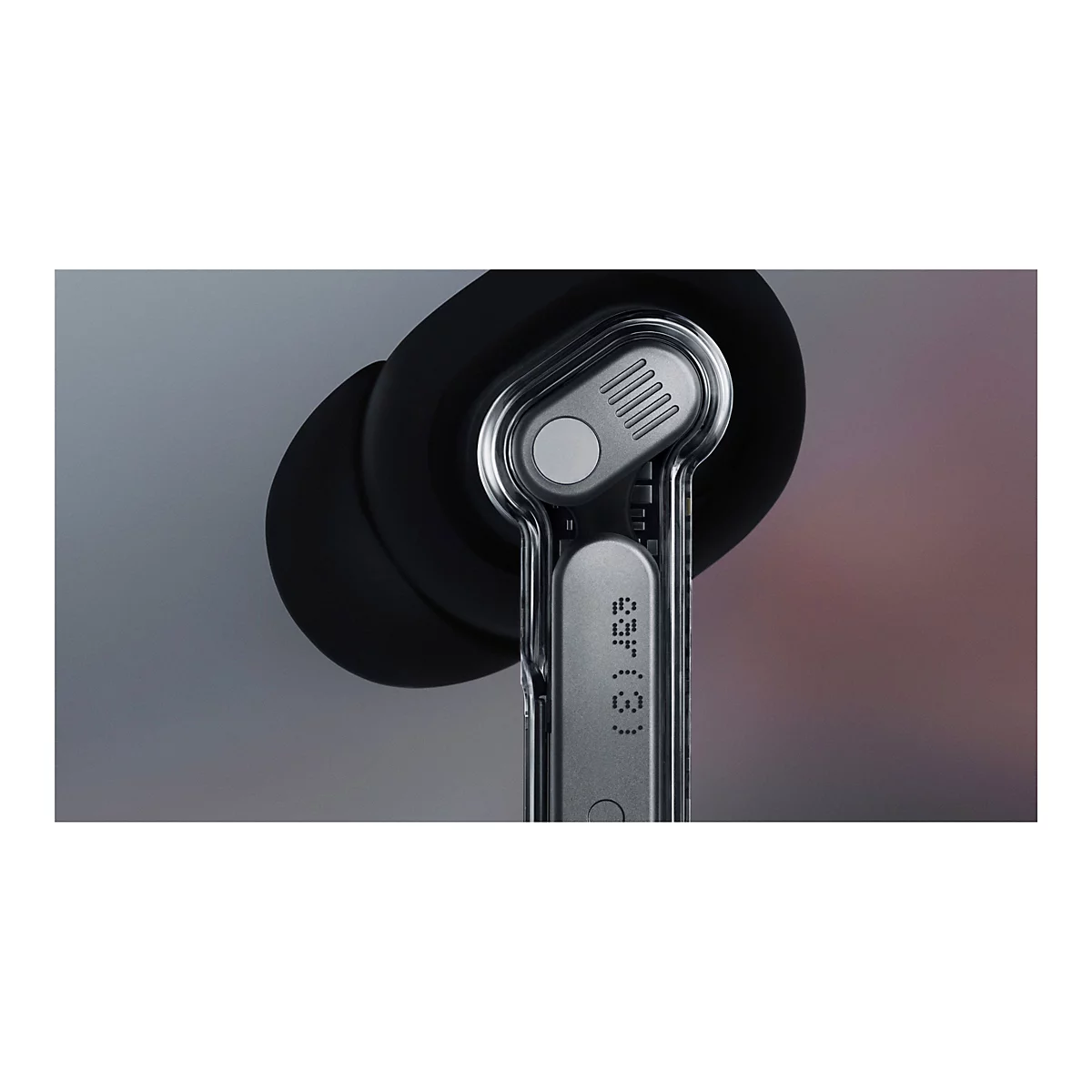 Nahaufnahme eines grauen In-Ear-Kopfhörers mit transparentem Design und Schriftzug 'ear (3)' auf dem Stiel.