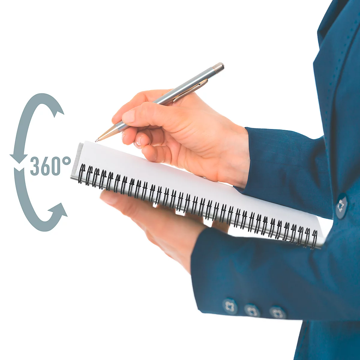 Person schreibt mit einem silbernen Stift in ein Notizbuch. Im Hintergrund ein 360°-Pfeil.
