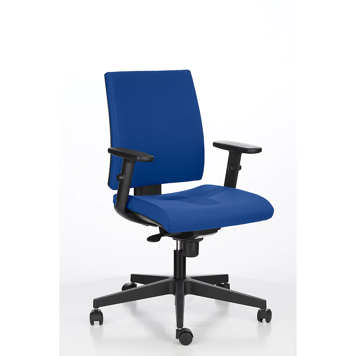 Blauer Bürostuhl mit schwarzem Gestell und Armlehnen. Der Stuhl steht vor weißem Hintergrund.