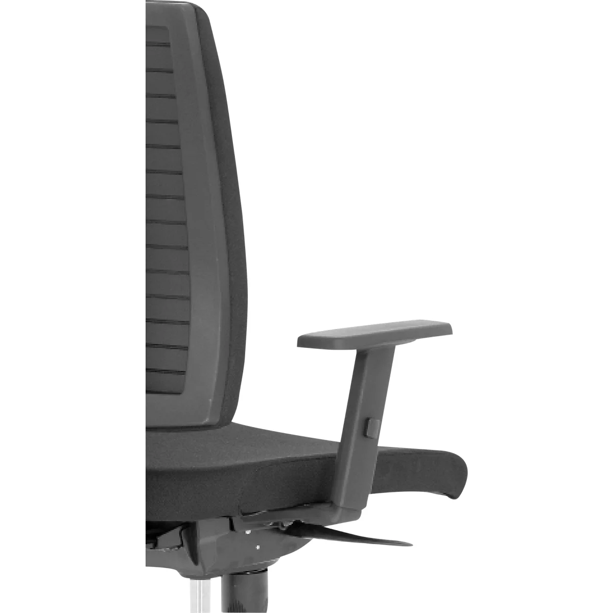 Nahaufnahme eines schwarzen Bürostuhls mit Armlehne und strukturierter Rückenlehne.
