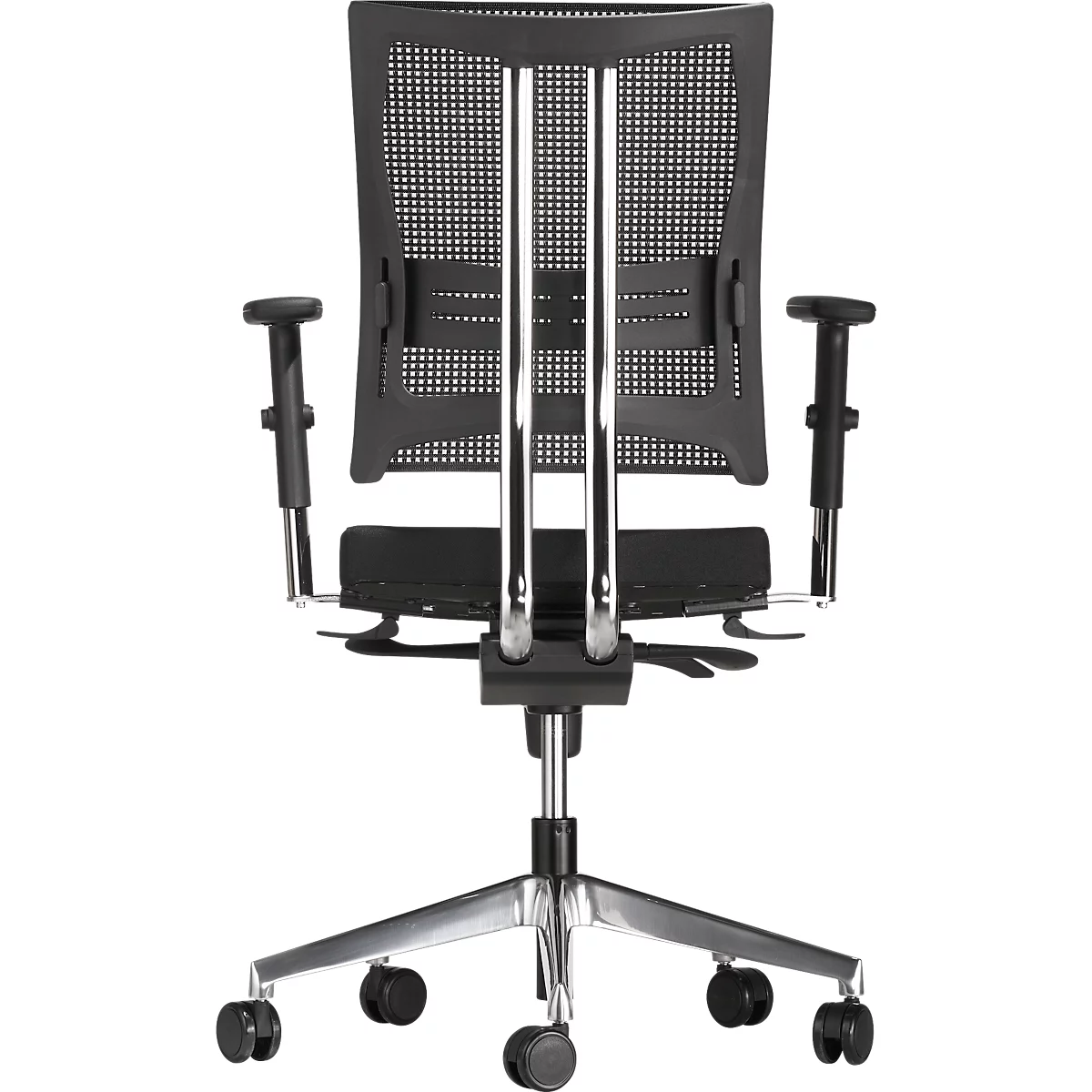 Rückansicht eines schwarzen Bürostuhls mit Netzrücken, Armlehnen und Chromelementen. Der Stuhl hat 5 Rollen.
