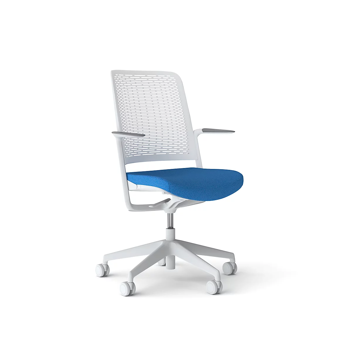 Witte bureaustoel met een blauwe zitting op een witte achtergrond. Het heeft wielen, armleuningen en een mesh rug.