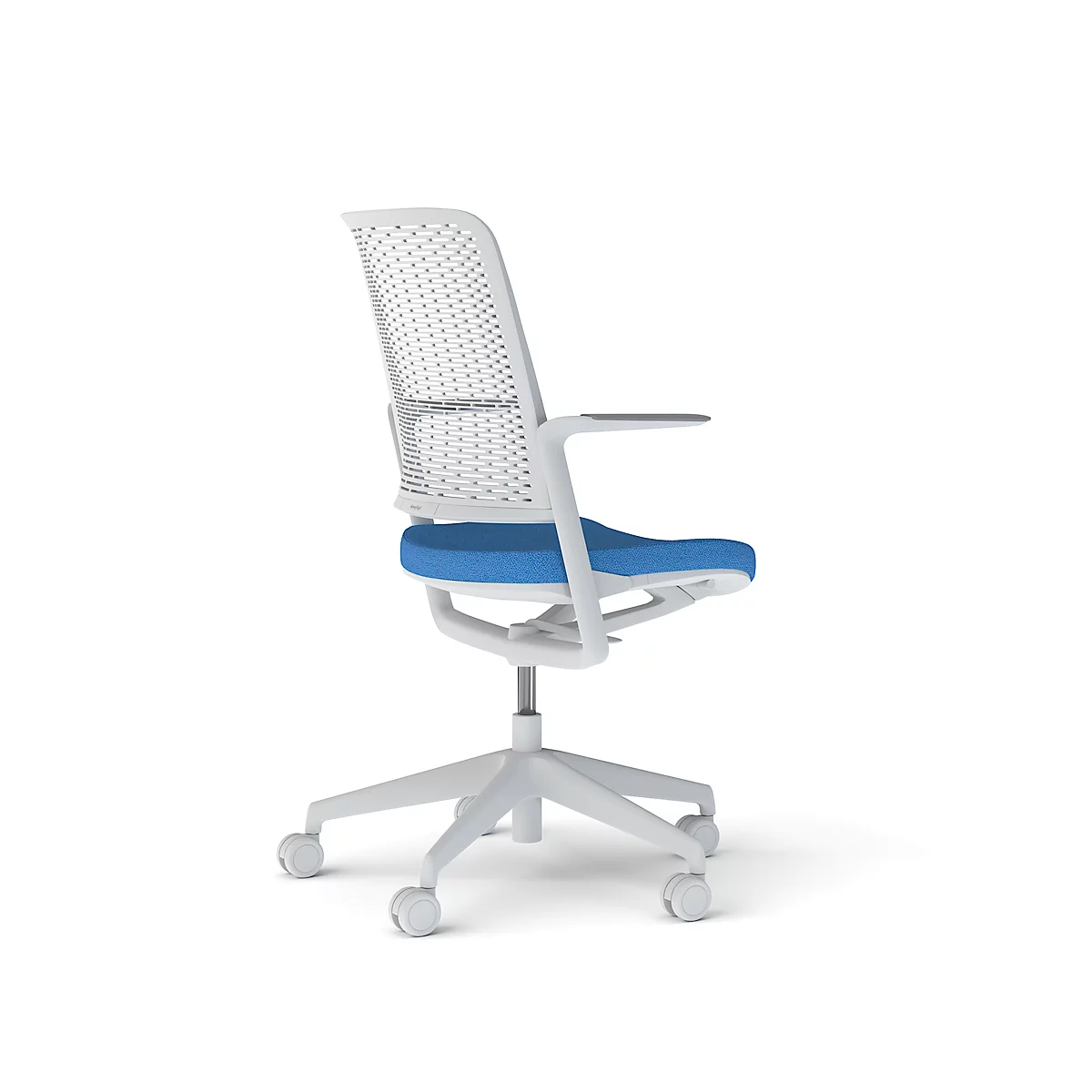 Witte bureaustoel met blauwe zitting en mesh rug, tegen witte achtergrond.
