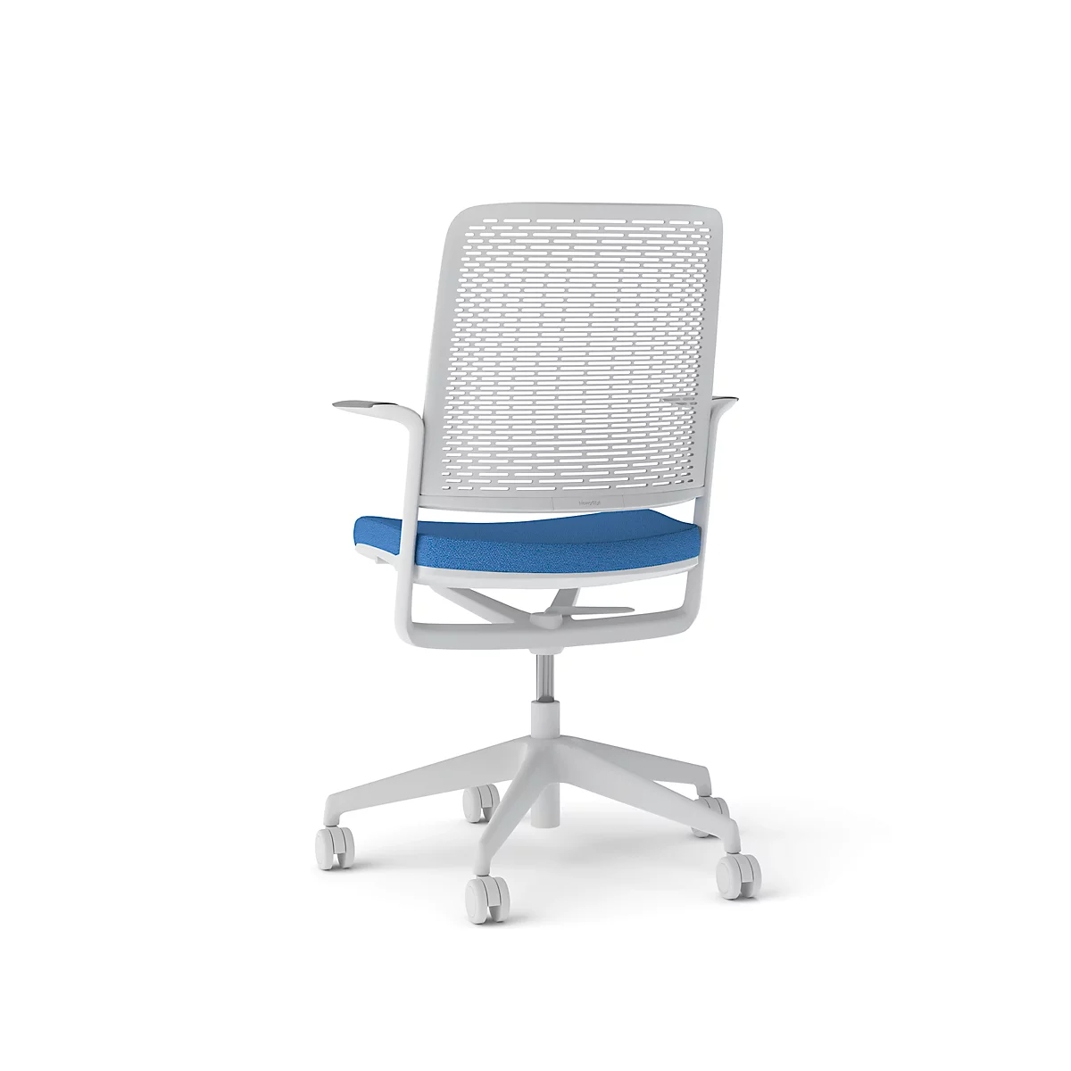 Achteraanzicht van een witte bureaustoel met een blauwe zitting en een grijze, geperforeerde rugleuning. Op een witte achtergrond.