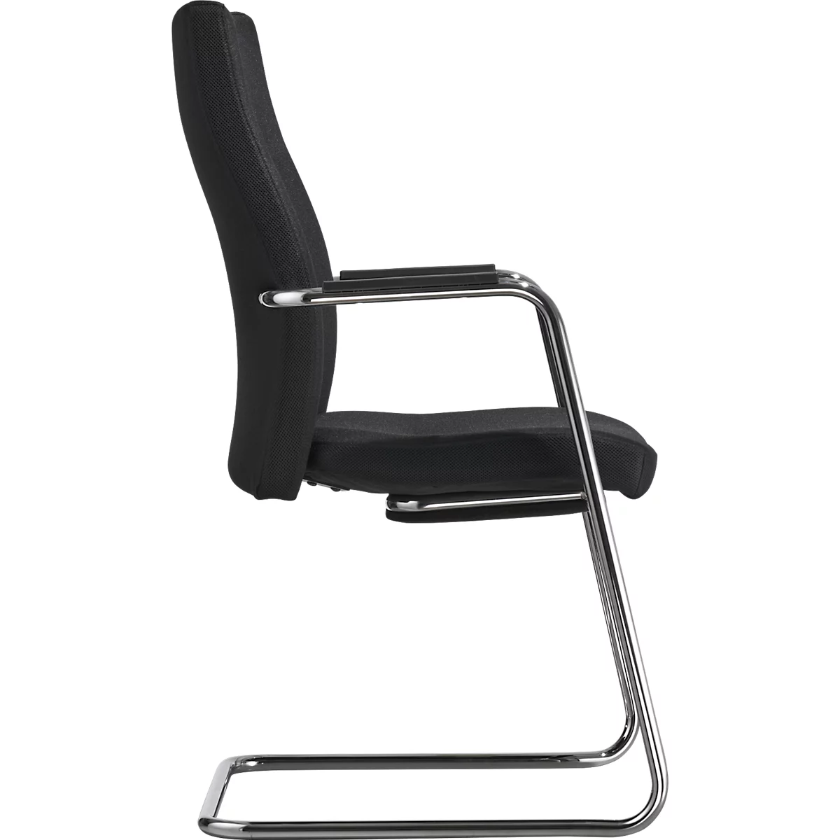 Schwarzer, ergonomischer Bürostuhl mit verchromtem Gestell, Seitenansicht.