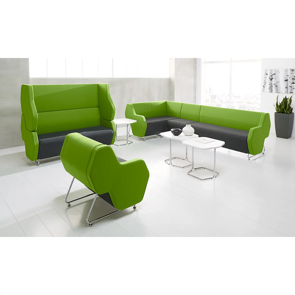 Moderne grüne und graue Sitzmöbel-Gruppe. Ecksofa, Sessel und Hochlehner, auf hellem Boden.