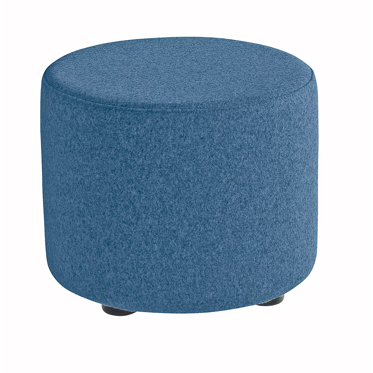 Runder, blauer Hocker auf weißem Hintergrund. Der Hocker hat eine weiche, stoffähnliche Oberfläche und steht auf drei schwarzen Füßen.