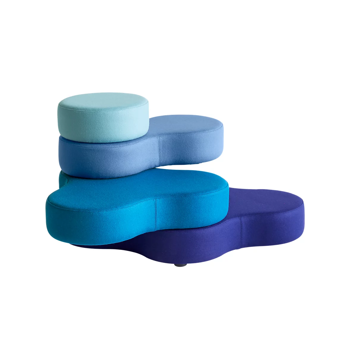 Mehrfarbiges, gestuftes Sofa, blaue Farbtöne. Runde und geschwungene Formen, weiches Material, weißer Hintergrund.