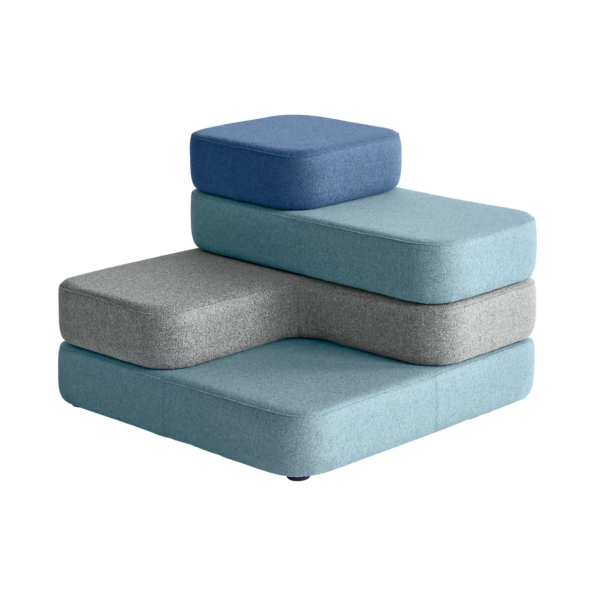 Mehrfarbiger Sitzhocker, der wie eine Treppe angeordnet ist. Grau, Blau und Türkis.