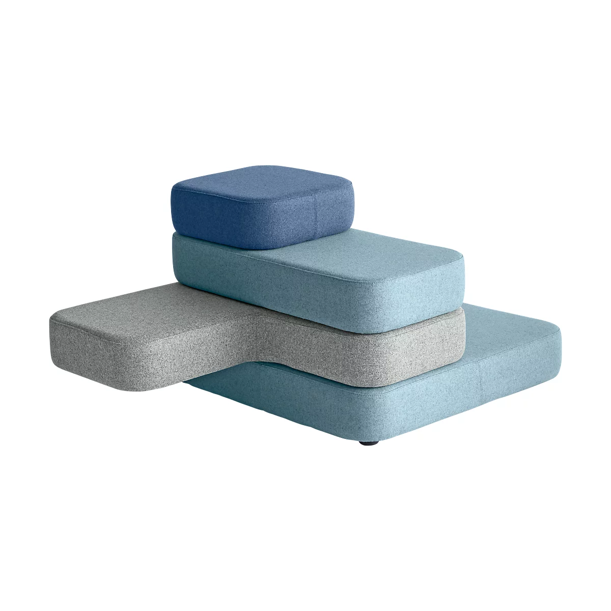 Mehrfarbiges, modulares Sitzmöbel mit blau-, grau- und hellblauen Elementen, die versetzt übereinander angeordnet sind.