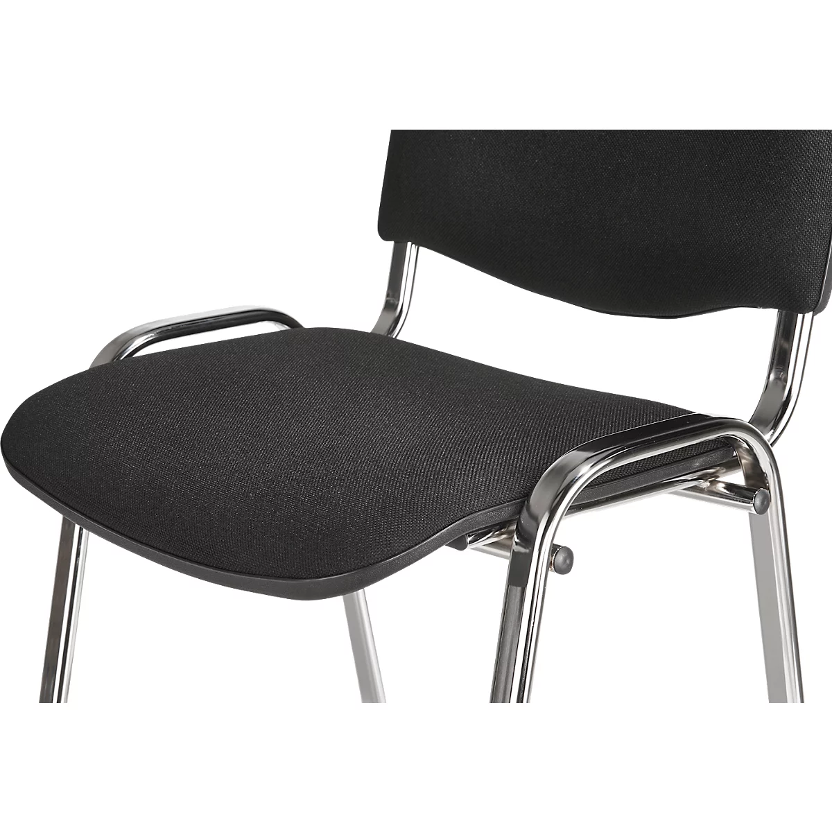 Nahe Ansicht eines schwarzen Stuhls. Der Sitz und die Rückenlehne sind mit Stoff bezogen, das Gestell ist aus Metall.