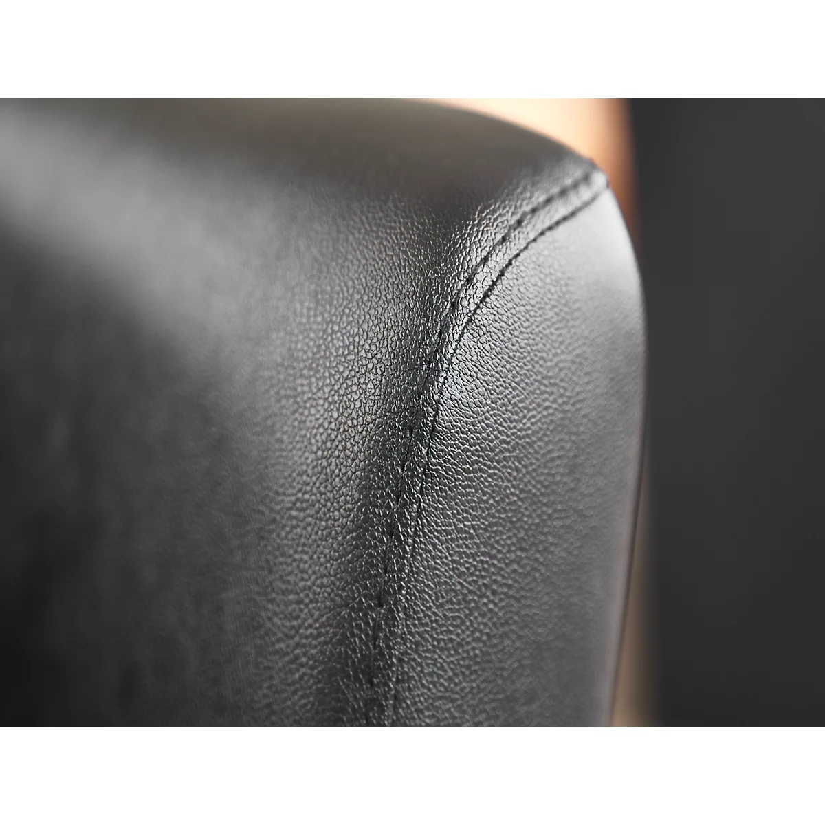 Detailaufnahme von schwarzem Leder, sichtbar sind Nähte und Textur.