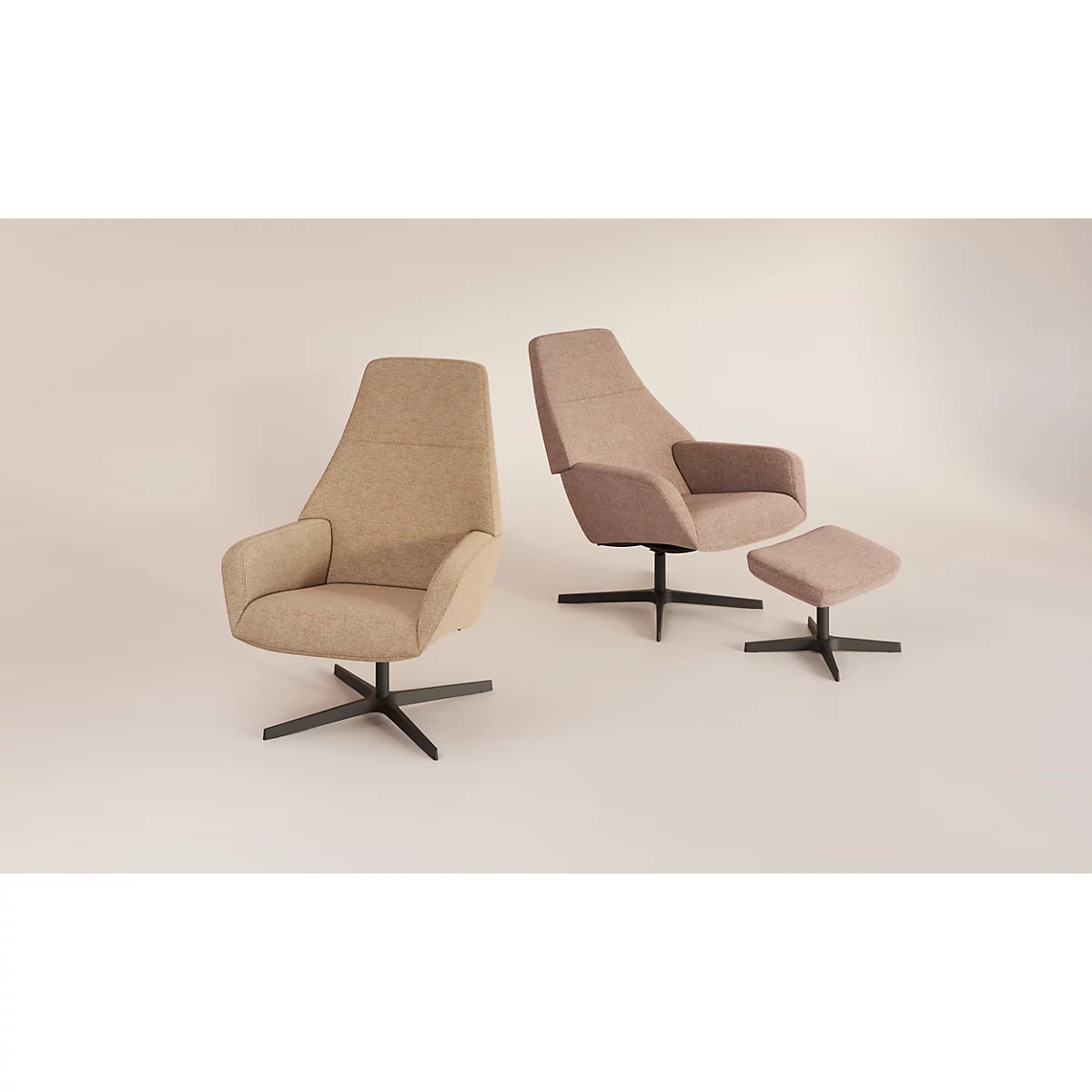 Zwei moderne Sessel und ein Hocker in Beige- und Brauntönen. Sie stehen auf schwarzen Sternfüssen.