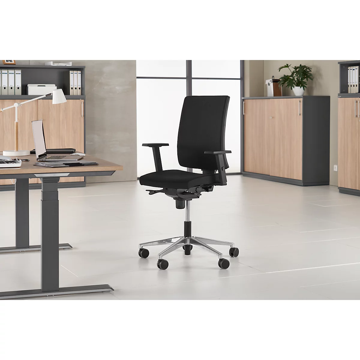 NowyStyl bureaustoel Navigo, met armleuningen, synchroonmechanisme, voorgevormde zitting, zwart/zilver