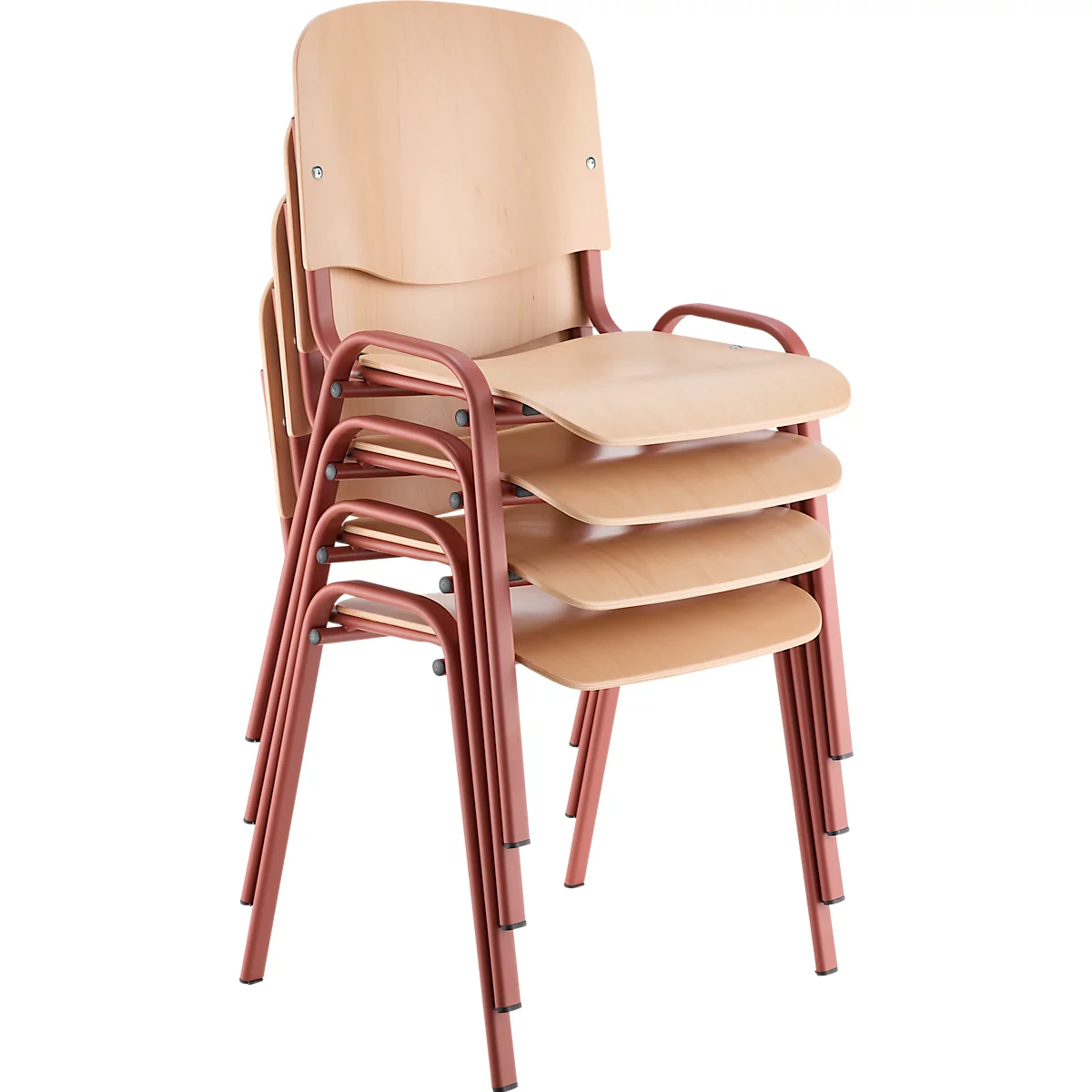 Gestapelde stoelen met houten zittingen en roodbruine metalen frames. De stoelen zijn in elkaar genesteld.