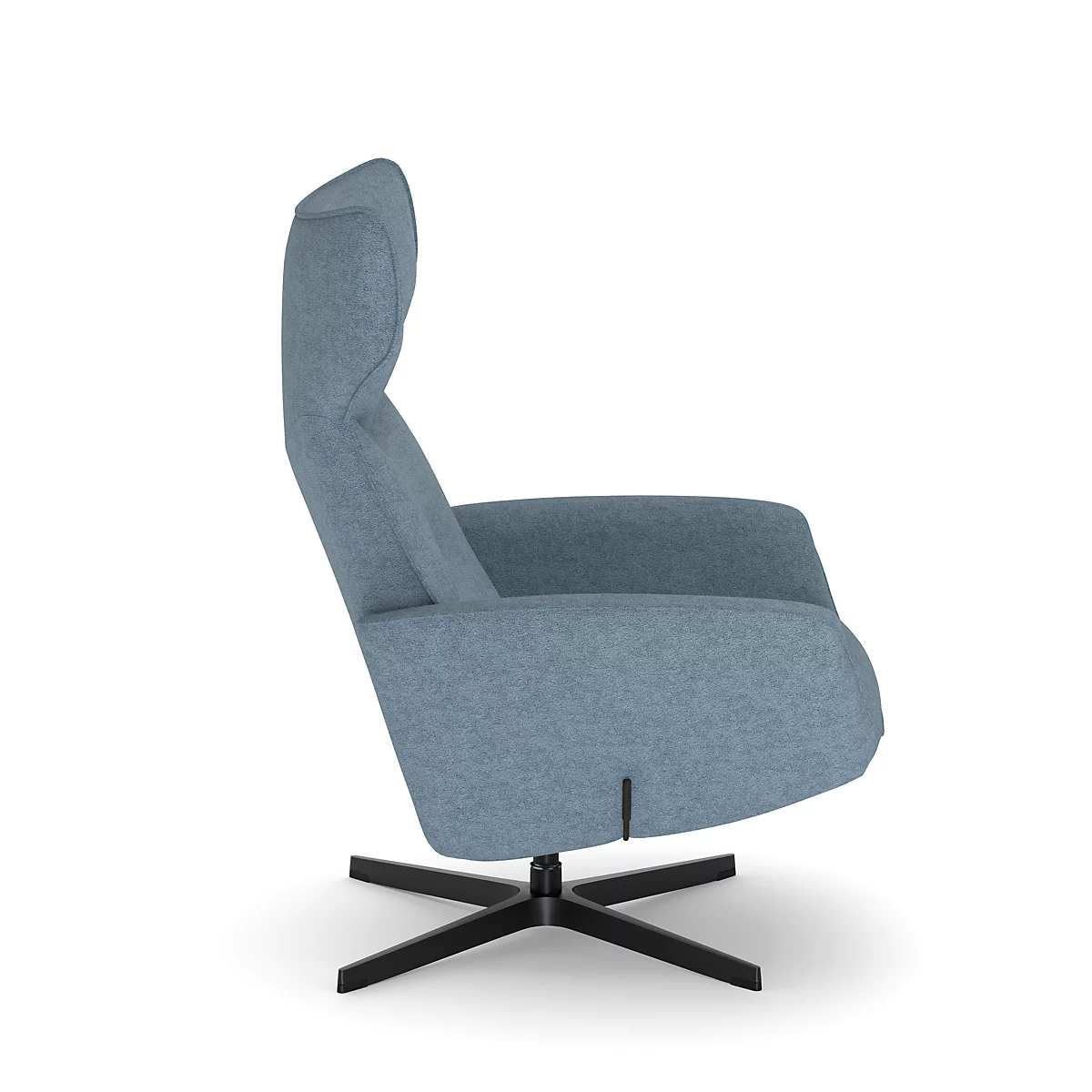 Een blauwe fauteuil met hoge rugleuning, op een zwarte stervoet, geïsoleerd op een witte achtergrond.