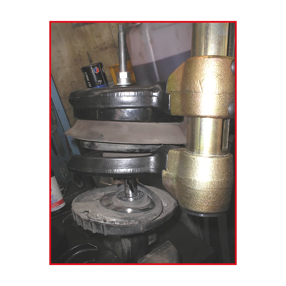 Nahaufnahme eines Stoßdämpfer-Druckwerkzeugs. Schwarze und silberne Elemente im Detail, verbunden mit goldenen Schrauben.