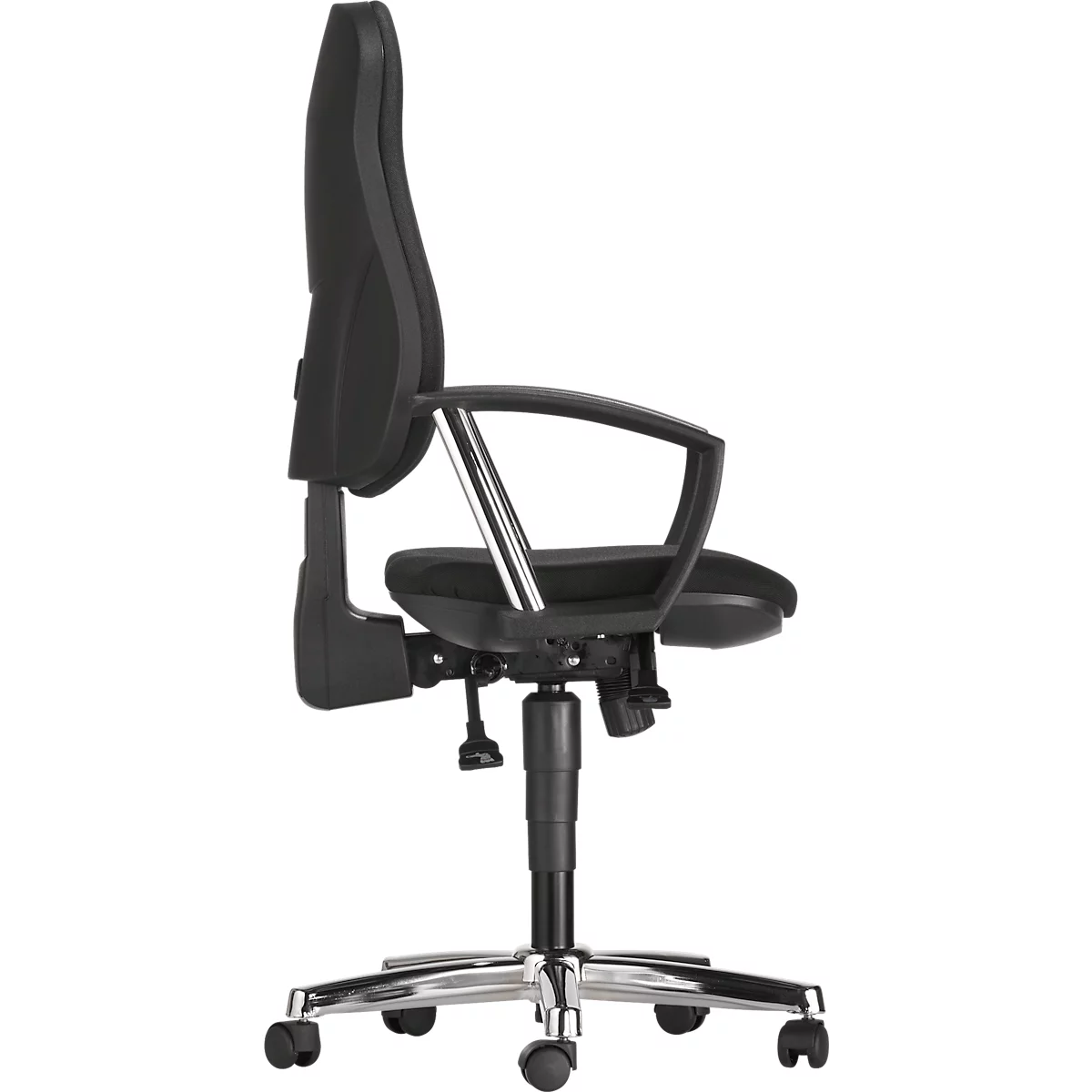 Black office chair, seen from the side, with chrome frame, armrests and castors.