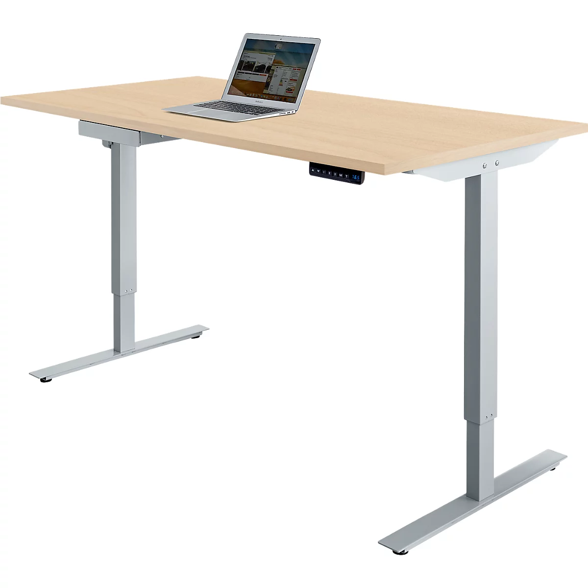 Un bureau réglable en hauteur avec un plateau de table brun clair et un cadre argenté. Un ordinateur portable est posé sur la table.