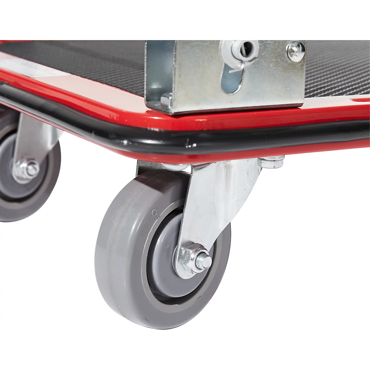 Gros plan d'un chariot de transport rouge avec des roues grises. Bordure noire et support argenté.