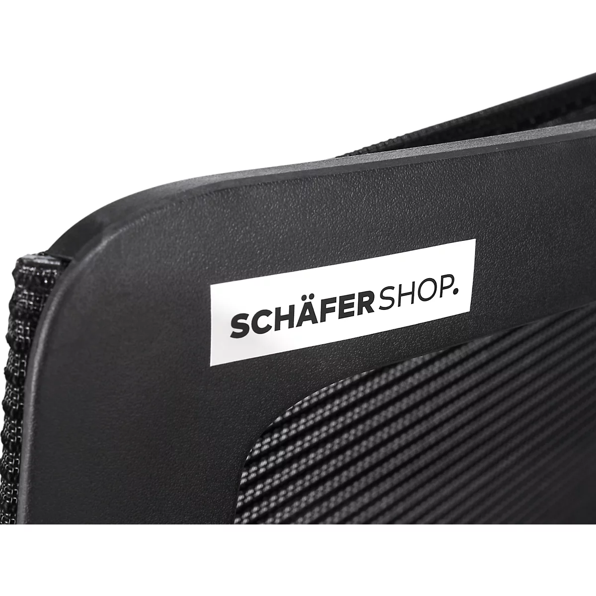 Plan rapproché : Matériau noir texturé avec étiquette blanche 'SCHÄFERSHOP'.