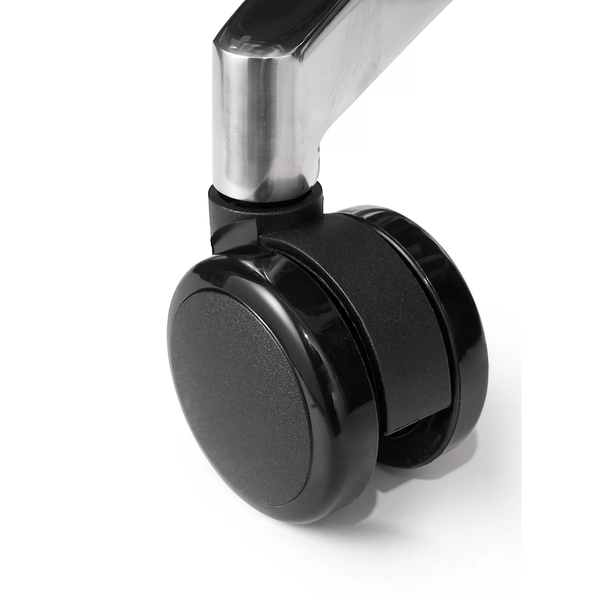 Gros plan d'une roulette de chaise noire. La roulette est enveloppée dans un plastique noir brillant, monté sur une base métallique.