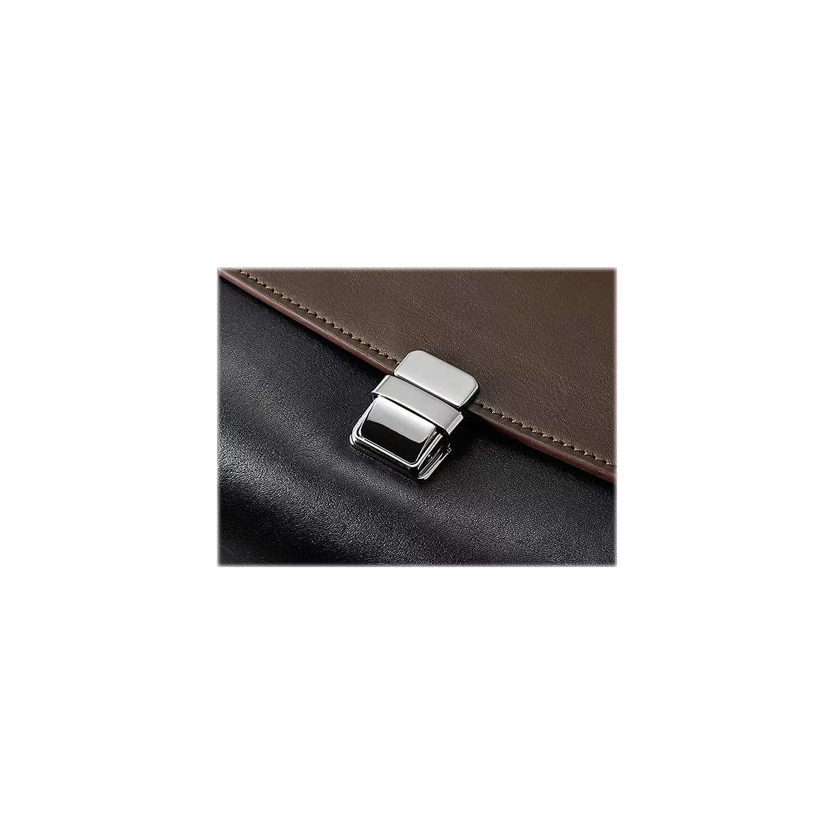 Gros plan d'un sac en cuir avec une boucle argentée et une garniture en cuir marron sur du cuir noir.