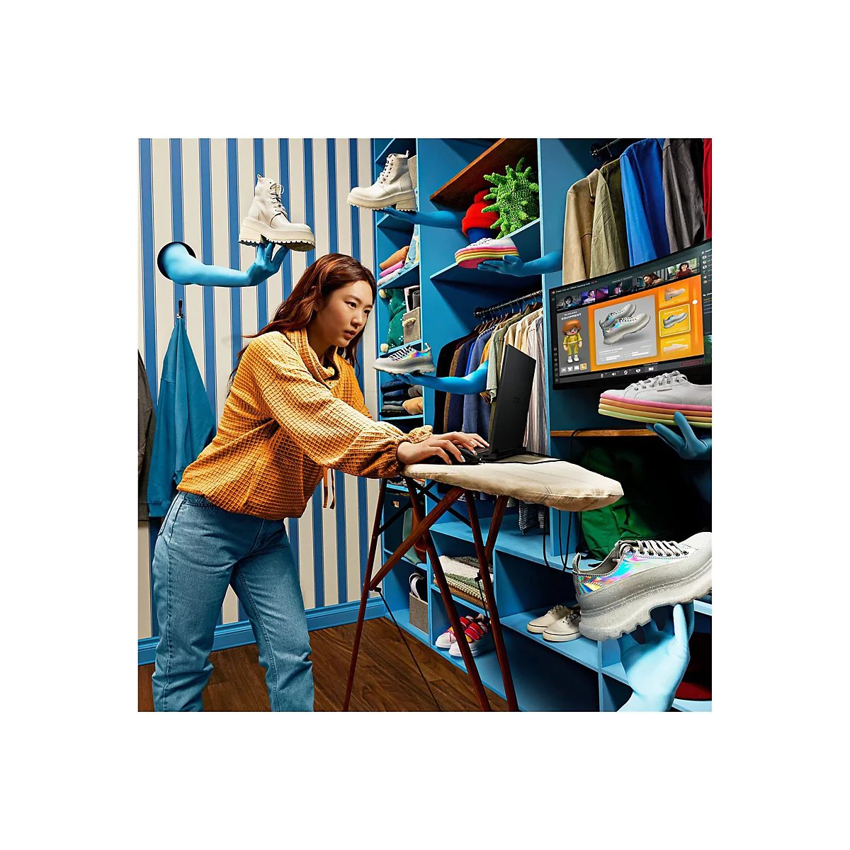 Eine Frau arbeitet an einem Laptop vor einem Kleiderschrank mit Schuhen. Blaue Hände präsentieren Schuhe in verschiedenen Stilen.