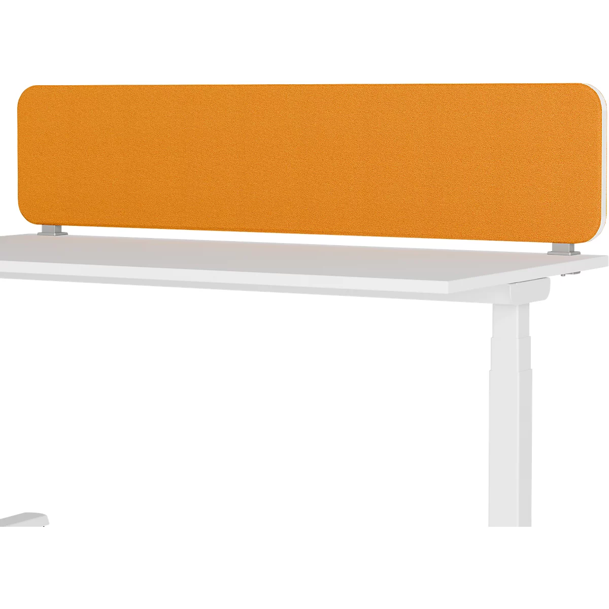 Schreibtisch mit orangefarbenem Stoff-Trennelement. Das Trennelement wird von einem weißen Tisch getragen.