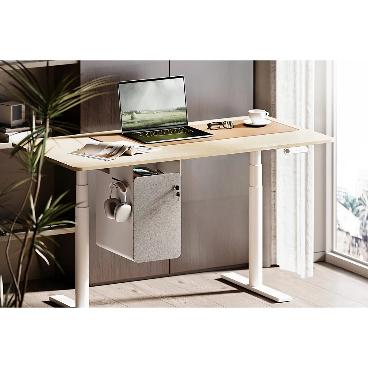 Licht ingerichte bureau met laptop, kopje, bril en koptelefoon. Aan de onderkant zit een kast voor opslag.