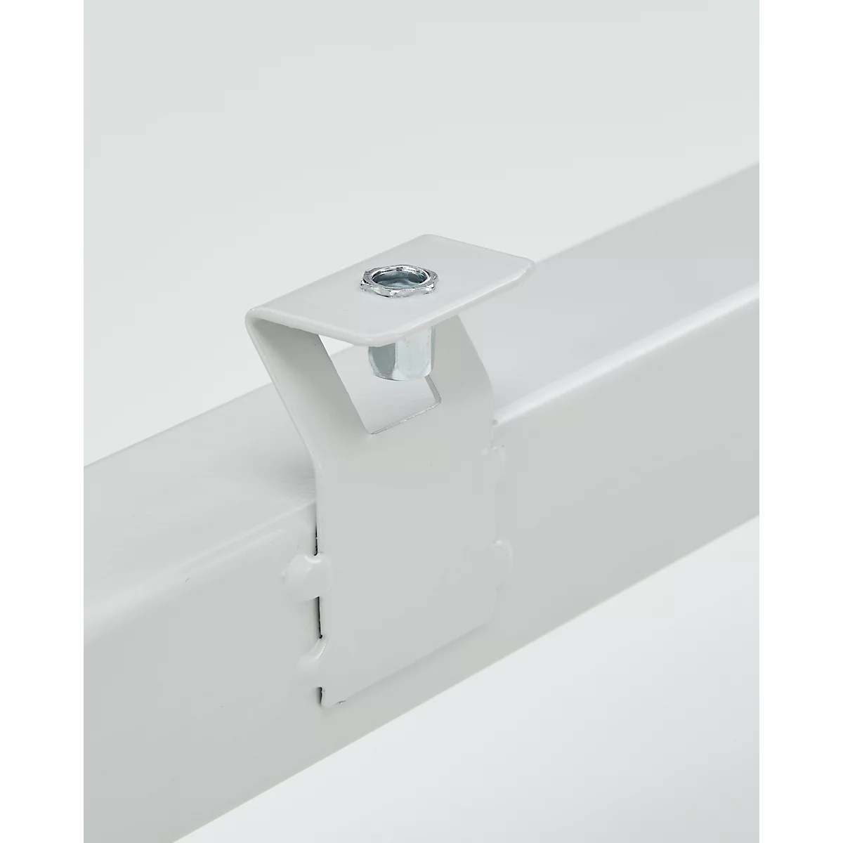 Close-up van een witte metalen beugel die met een schroef aan een metalen balk is bevestigd.