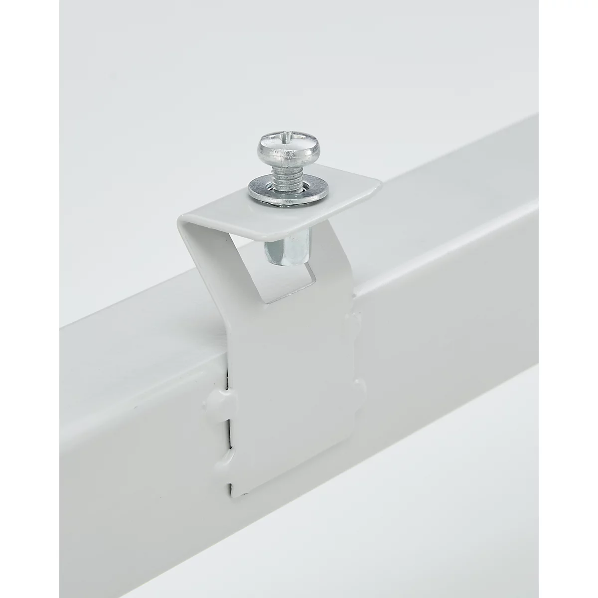 Close-up: wit metalen frame met schroef en beugel, bevestigd.